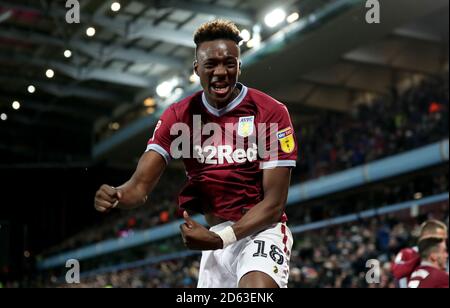 Tammy Abraham von Aston Villa feiert nach seinem Teamkollegen Andre Green Celebrates erzielt das dritte Tor seiner Spielseite Stockfoto