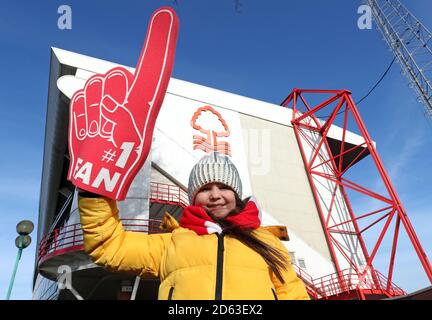 Ein Nottingham Forest Fan zeigt Unterstützung für ihr Team draußen Der Stadtplatz Stockfoto