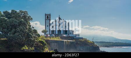 Strand Grande und katholische Kirche, Sao Roque, Sao Miguel, Azoren, Portugal, Panoramablick Stockfoto