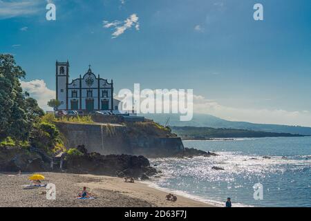 Strand Grande und katholische Kirche, Sao Roque, Sao Miguel, Azoren, Portugal, Stockfoto