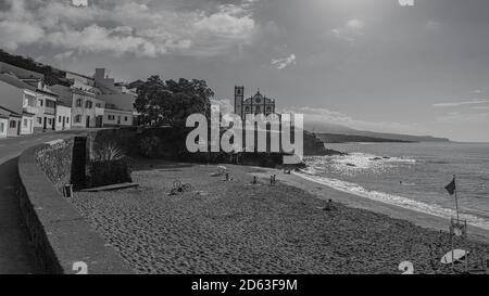 Strand Grande und katholische Kirche, Sao Roque, Sao Miguel, Azoren, Portugal, Panoramablick Stockfoto