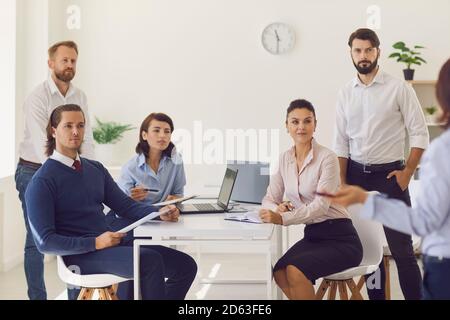 Gruppe von Büroangestellten, die sich die Präsentation von Kollegen in anhören Ein Unternehmensmeeting Stockfoto