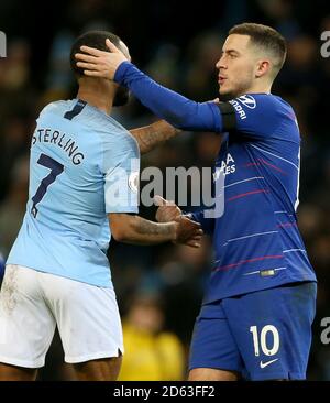 Chelsea's Eden Hazard (rechts) und Manchester City's Raheem Sterling begrüßen Einander nach der letzten Pfeife Stockfoto