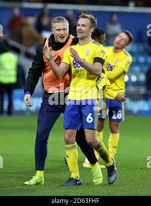 Birmingham City's Maikel Kieftenbeld (rechts) und Kristian Pedersen applaudieren Fans nach dem Spiel Stockfoto