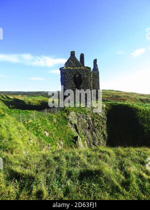 Okt 2020 - Fernansicht von Dunskey Castle vom Fußweg, der von Portpatrick, Schottland, führt. Portpatrick ist die geplante Endstation für eine geplante Tunnel- oder Brückenverbindung nach Larne in Irland. Stockfoto