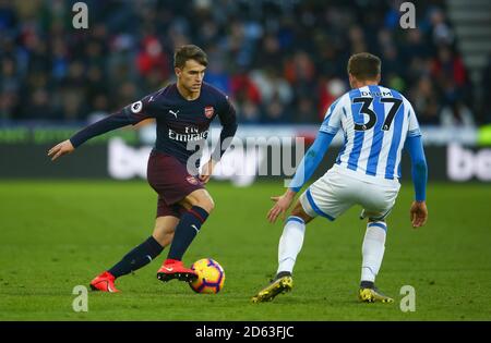 Denis Suarez von Arsenal (links) und Erik Durm von Huddersfield Town Aktion Stockfoto