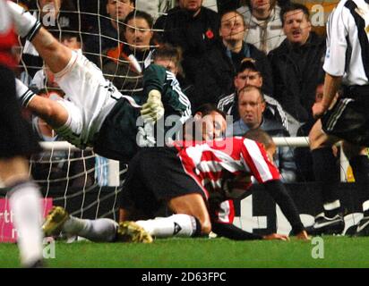 Danny Webber von Sheffield United führt an Steve Harper, Torwart von Newcastle United, vorbei Stockfoto