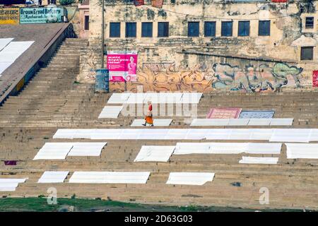 varanasi uttar pradesh indien am 3. märz 2017:EIN heiliger geht über den Dhobi Ghat in Varanasi. Foto während der Fahrt mit dem Boot auf dem Fluss Ganges. Stockfoto