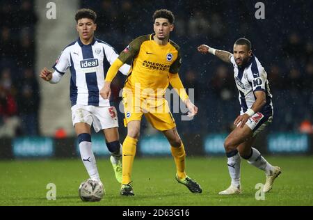 Bernardo von Brighton & Hove Albion halten sich von West Bromwich Albion's ab Tyrone Mears (rechts) und West Bromwich Albions Morgan Rogers (links) Stockfoto