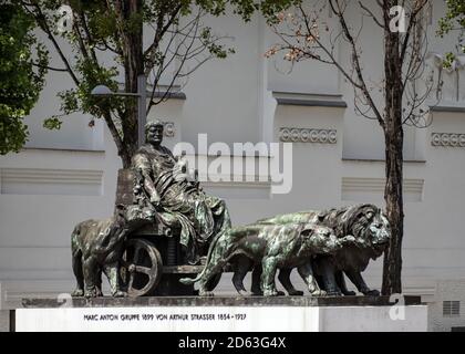 WIEN, ÖSTERREICH - 15. JULI 2019: Statue von Marc Antony auf einem von Löwen gezogenen Wagen (von Arthur Strasser) in der Friedrichstraße Stockfoto