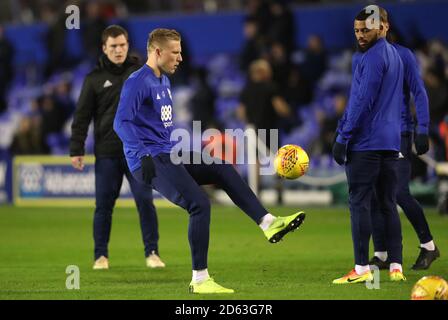 Kristian Pedersen (links) von Birmingham City wärmt sich vor dem Start auf Stockfoto