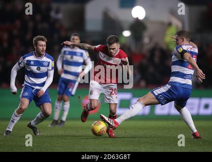 Jamie Paterson (Mitte) von Bristol City und Matt von Queens Park Rangers Smith kämpft um den Ball Stockfoto