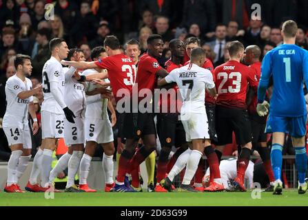 Temperament Flare zwischen den Spielern beider Seiten nach Manchester United's Ashley Young überführt Paris Saint-Germain's Angel Di Maria Die Werbehoardings Stockfoto