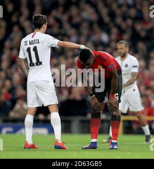 Paris Saint-Germain's Angel Di Maria tröstet Paul Pogba von Manchester United Stockfoto