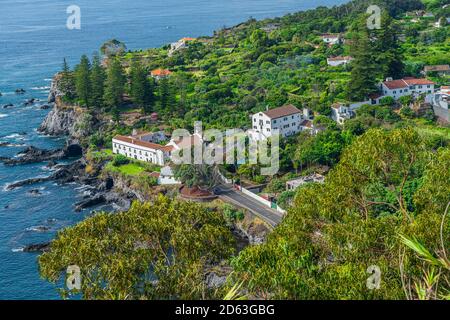 Aussichtspunkt zur Bucht von Caloura mit dem natürlichen Pool auf der Insel Sao Miguel, Azoren Stockfoto