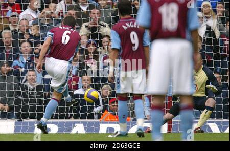 Gareth Barry von Aston Villa punktet mit dem Strafpunkt. Stockfoto