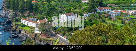 Aussichtspunkt zur Bucht von Caloura mit dem natürlichen Pool auf der Insel Sao Miguel, Azoren, Panoramablick Stockfoto