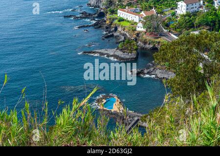 Aussichtspunkt zur Bucht von Caloura mit dem natürlichen Pool auf der Insel Sao Miguel, Azoren Stockfoto