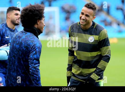 Danilo (rechts) von Manchester City spricht während der mit Willian von Chelsea Vor dem Spiel Aufwärmen vor dem Beginn des Spiels Stockfoto
