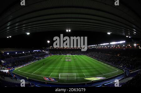 Birmingham City und Bolton Wanderers stehen für eine Minute Stille Für Gordon Banks Stockfoto