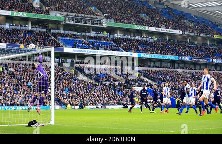 Derby County Torhüter Kelle Roos macht eine Rettung aus einem Freistoß von Anthony Knockaert von Brighton & Hove Albion Stockfoto