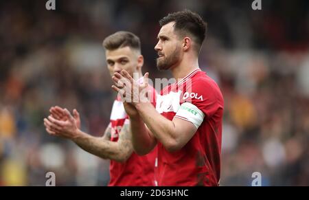 Jamie Paterson von Bristol City (links) und Bailey Wright von Bristol City Applaudieren Sie der Menge nach dem letzten Pfiff Stockfoto