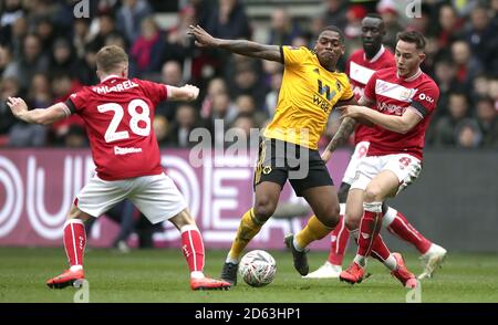 Wolverhampton Wanderers' Ivan Cavaleiro (Zentrum) und Josh Brownhill von Bristol City (Rechts) Kampf um den Ball Stockfoto