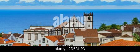 Panoramablick auf Nordeste auf Sao Miguel Island, Azoren. Alte Steinbogenbrücke in Nordeste Dorf, Sao Miguel, Azoren. Nordeste Dorf weiße Stadt Stockfoto