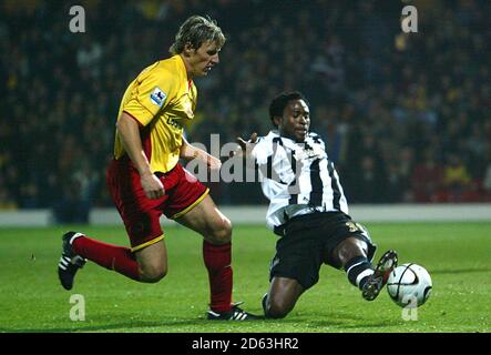 Celestine Babayaro, Newcastle United (r) und Darius Henderson, Watford (l) kämpfen um den Ball Stockfoto