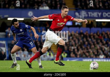 Nemanja Matic von Manchester United führt den Ball an Chelsea's Pedro vorbei Stockfoto