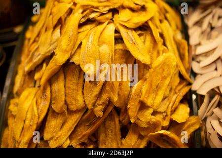 Verschiedene getrocknete Bananenfrüchte als Snacks in einem Bazaar Stockfoto