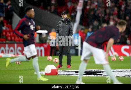 Liverpool-Manager Jurgen Klopp sieht sich das Aufwärmen von Bayern München an Stockfoto