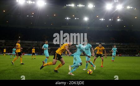 Christian Atsu (Mitte) von Newcastle United unter dem Druck von Wolverhampton Wanderers' Leander Dendoncker (hinten) Stockfoto