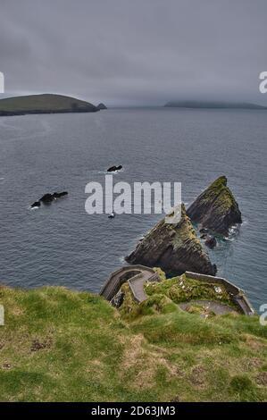 Küste auf der Halbinsel Dingle, Irland. Felsformation auf der Halbinsel Dingle, Irland. Stockfoto