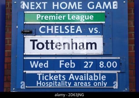 Nahaufnahme der Beschilderung für das nächste Heimspiel Für Chelsea gegen Tottenham Hotspur außerhalb des Bodens Stockfoto