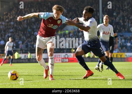 Tottenham Hotspur's Danny Rose und Burnley's Jeff Hendrick kämpfen um Der Ball Stockfoto