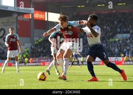 Tottenham Hotspur's Danny Rose und Burnley's Jeff Hendrick kämpfen um Der Ball Stockfoto