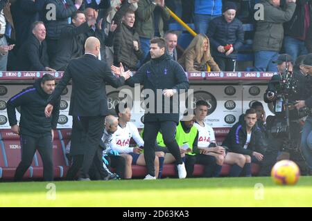 Burnley-Manager Sean Dyche (links) schüttelt sich Tottenham Hotspur die Hände manager Mauricio Pochettino nach dem letzten Pfiff Stockfoto