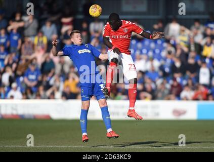 Charlton Athletic's Mouhamadou-Naby Sarr (rechts) und AFC Wimbledon's Joe Pigott Kampf um den Ball Stockfoto