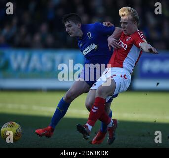 Charlton Athletic's George Lapslie (rechts) und Steven Seddon von AFC Wimbledon Kampf um den Ball Stockfoto