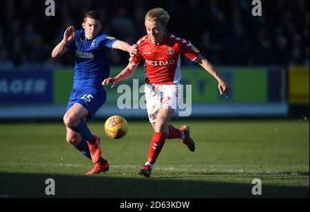 Charlton Athletic's George Lapslie (rechts) und Steven Seddon von AFC Wimbledon Kampf um den Ball Stockfoto