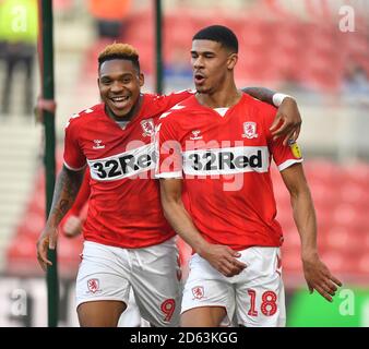 Ashley Fletcher von Middlesbrough (rechts) feiert das zweite Tor seines Teams Mit dem Teamkollegen Britt Assombalonga von Middlesbrough Stockfoto