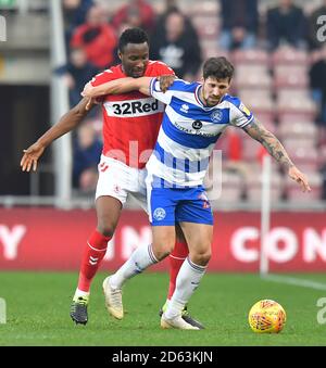 Der Pawel Wszolek (rechts) der Queens Park Rangers kämpft gegen den Mikel von Middlesbrough John Obi Stockfoto