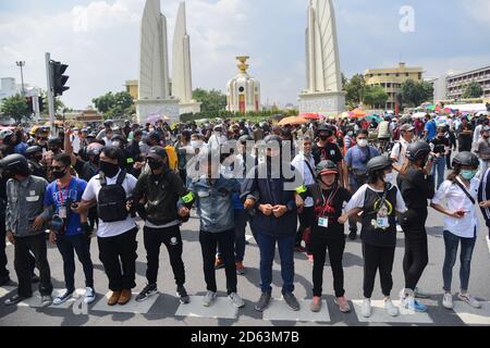 Hunderte von regierungsfeindlichen Demonstranten und Studenten am 47. Jahrestag des Aufstands von Thailand 1973, nehmen an einer riesigen Demonstration der Einheitsfront von Thammasat Teil und fordern Prayut Chan-o-cha, Premierminister zurücktreten und den Menschen echte Demokratie und royalistische Reformen geben. Stockfoto