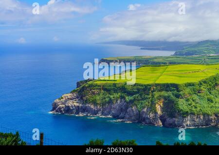 Panorama Blick auf die Küste von Sao Miguel Island von Santa Iria Sicht in Azoren. Portugal Stockfoto