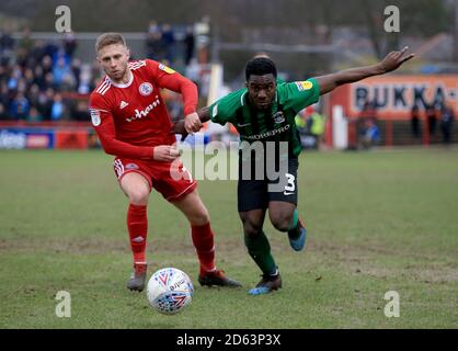 Accrington Stanley's Jordan Clark (links) und Brandon Mason von Coventry City kämpfen um den Ball. Stockfoto