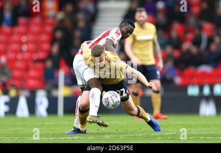 Oghenekaro Peter Etebo (links) von Stoke City und Ryan von Nottingham Forest Yates (rechts) kämpft um den Ball Stockfoto