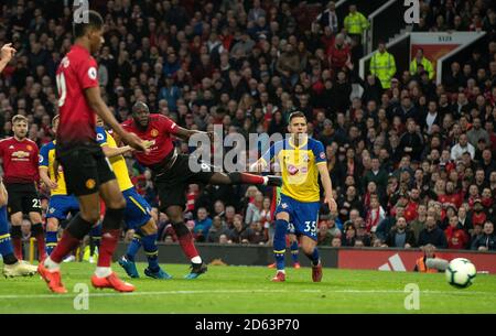 Romelu Lukaku von Manchester United erzielt ihren zweiten Platz gegen Southampton Stockfoto