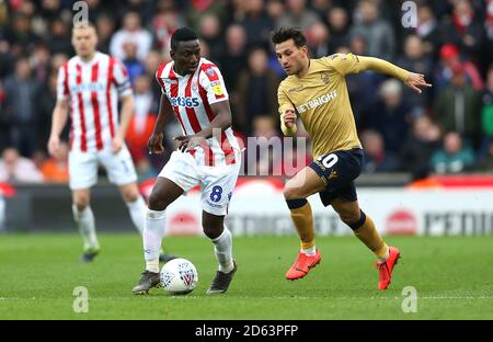 Oghenekaro Peter Etebo (links) und Joao im Nottingham Forest Carvalho (rechts) Kampf um den Ball Stockfoto