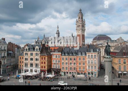 Lille, Frankreich, Mai 2012. Place du General de Gaulle (Grand Place). Historisches Stadtzentrum. Uhrenturm, Gebäude, Göttin Statue. Stockfoto